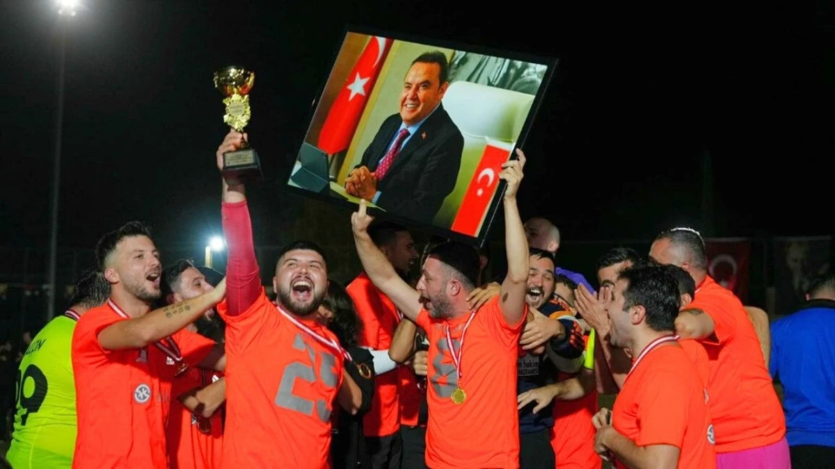 Şampiyon mahalleye kupasını Başkan Kotan verdi