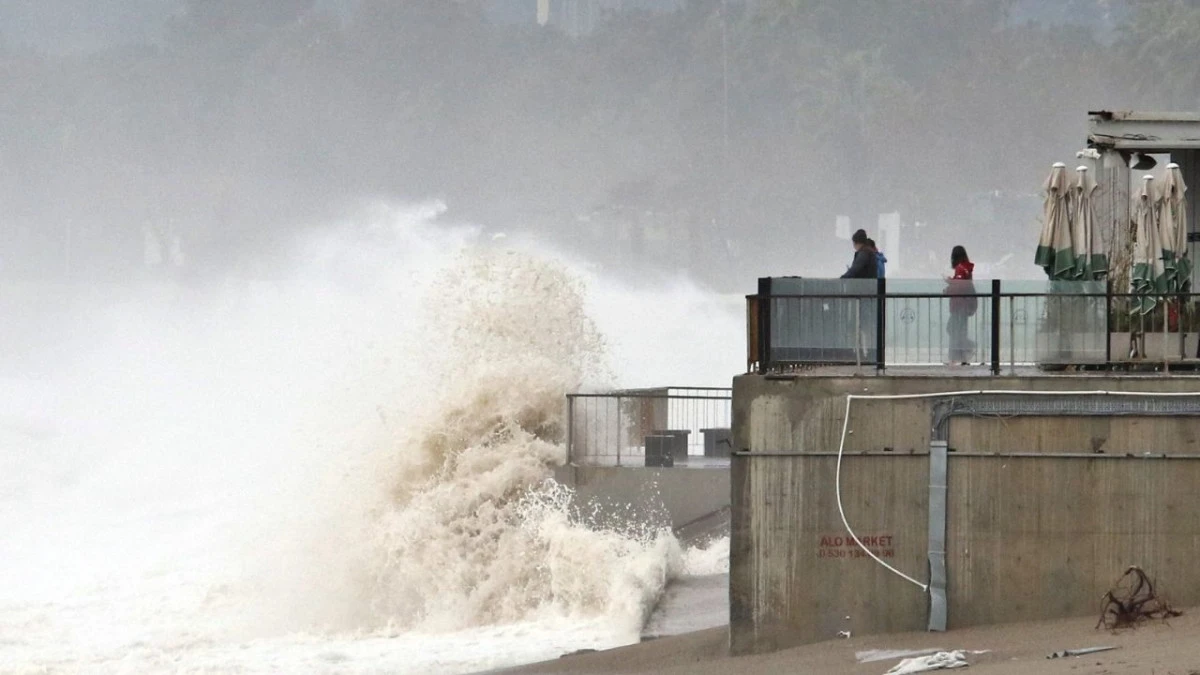 Sarı kod uyarısı sonrası Konyaaltı&rsquo;nda dev dalga
