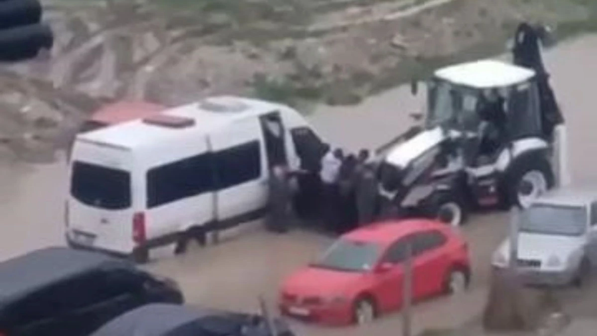 Sarısu&rsquo;da servis aracı kep&ccedil;eyle kurtarıldı