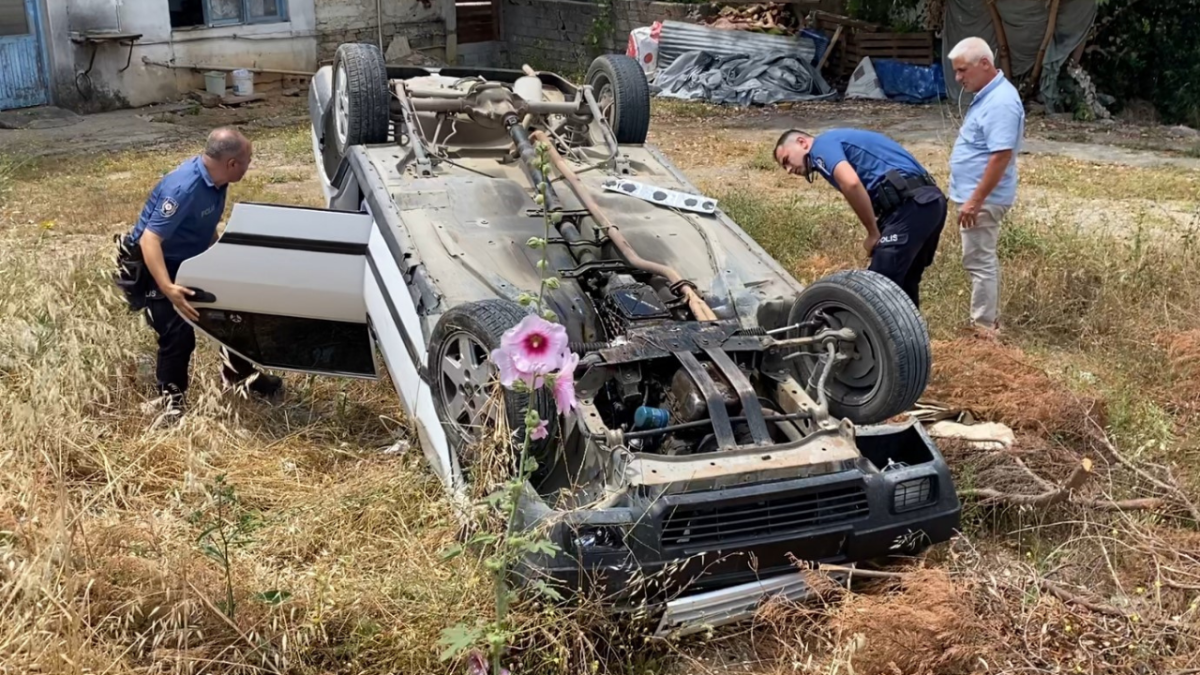 Serik'te devrilen otomobilde yaralı aradılar