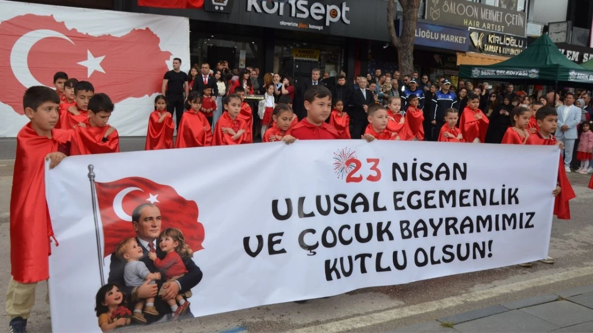 Serik'te &ouml;ğrencilerden coşkulu kutlama