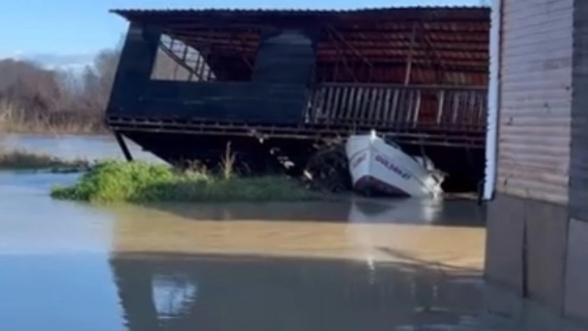 Serik&rsquo;te sel ulaşımı durdurdu 