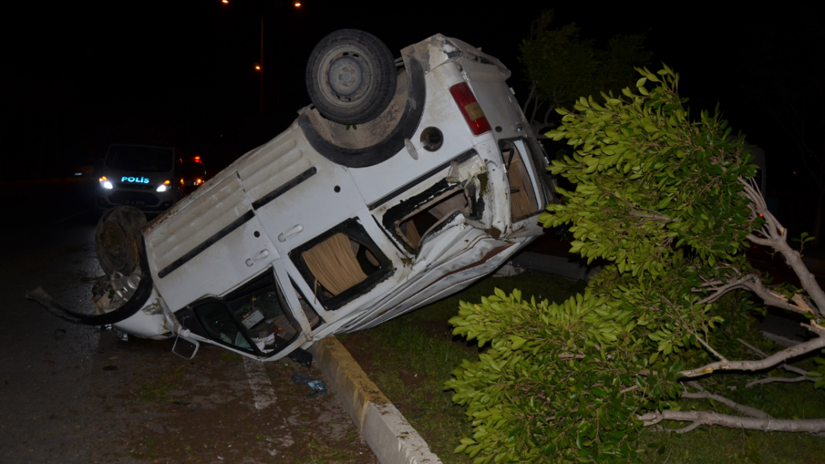 Serik'te ticari araç takla attı: 2 kişi yaralandı 