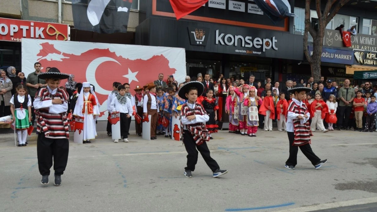 Serik&rsquo;te &uuml;&ccedil;&uuml;zlerden 23 Nisan g&ouml;sterisi