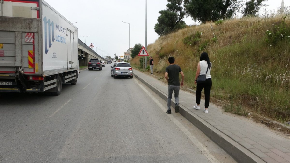 Seyir halindeki aracın önüne atladı