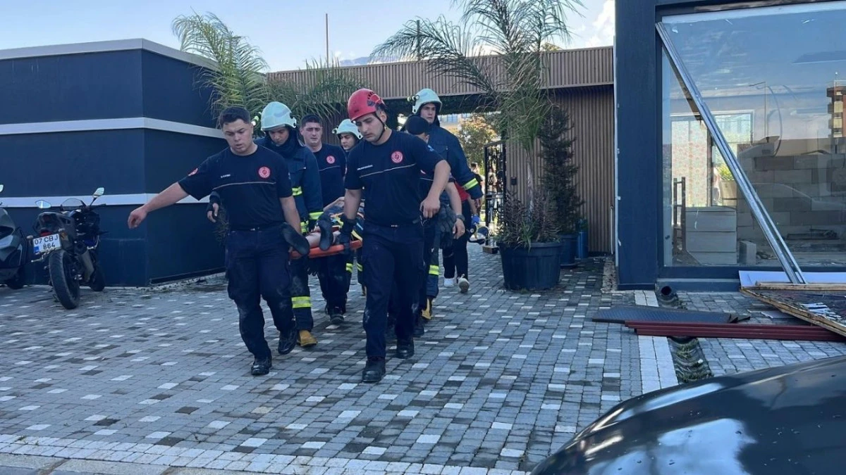 Sitede asma tavan &ccedil;&ouml;kt&uuml; 2 kişi yaralandı  
