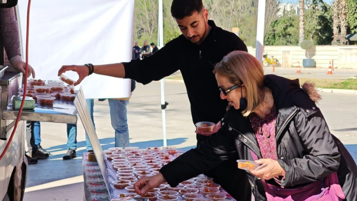 Trafik kazasında hayatını kaybeden &ouml;ğrenciler i&ccedil;in lokma dağıtıldı 