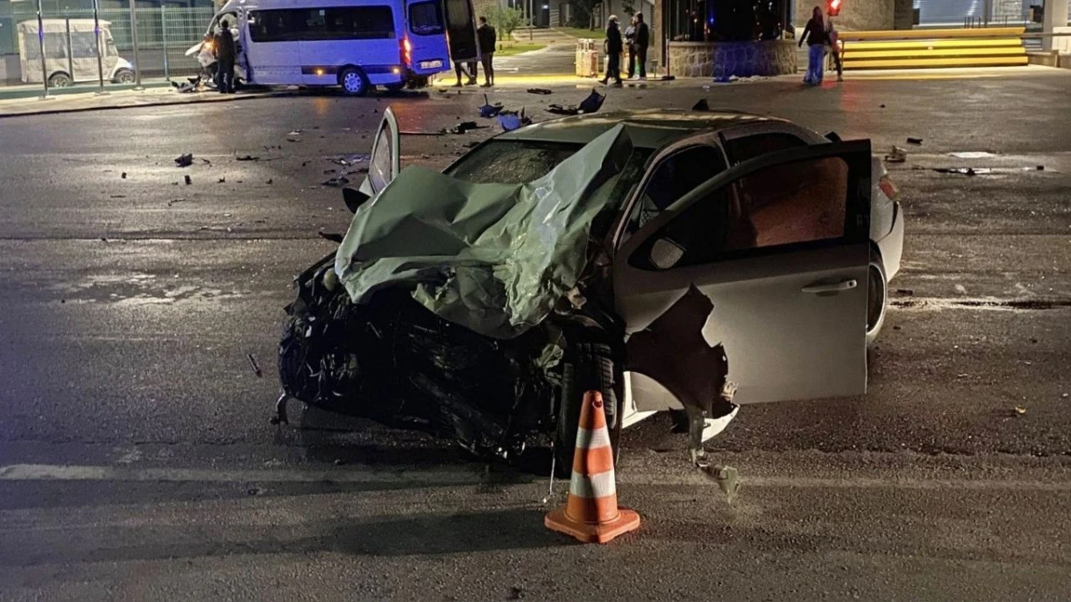 Tur minibüsüyle otomobil çarpıştı: 2 yaralı  