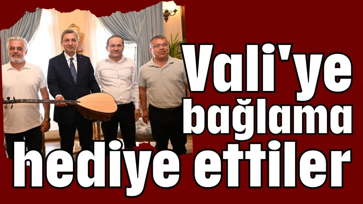 Vali'ye bağlama hediye ettiler 