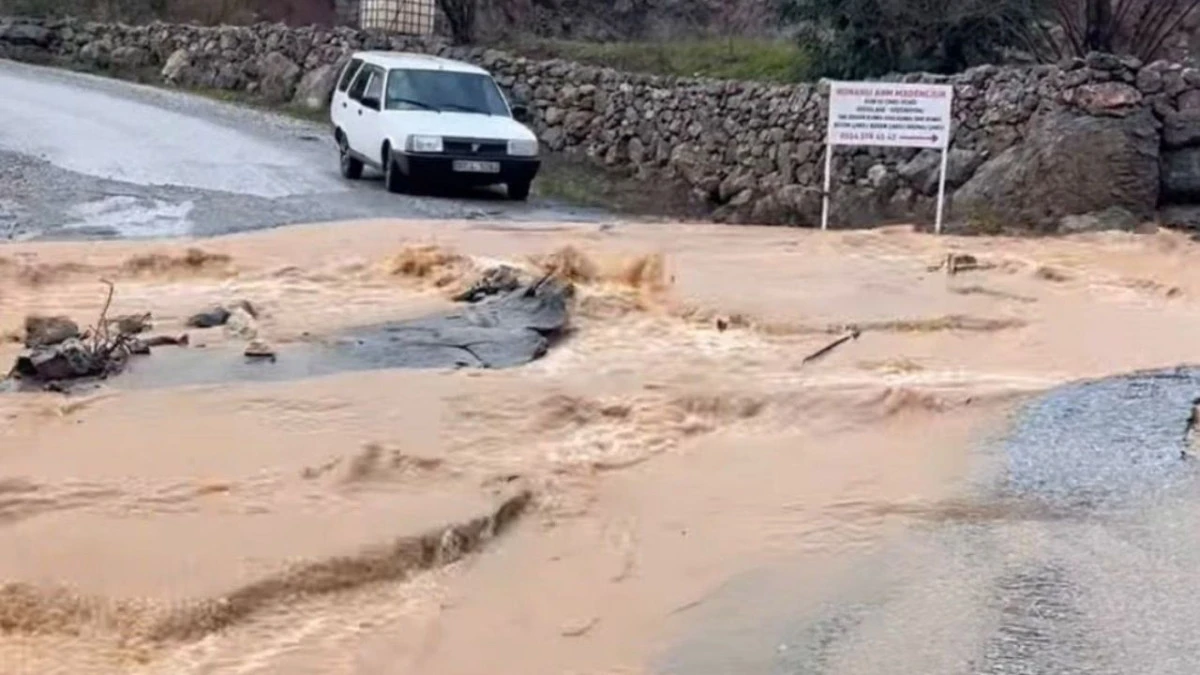 Yağışta zarar g&ouml;ren yol onarıldı  