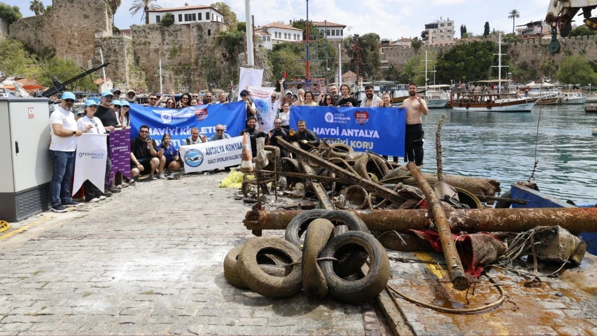 Yat Limanı'ndan 5 ton &ccedil;&ouml;p &ccedil;ıkarıldı 