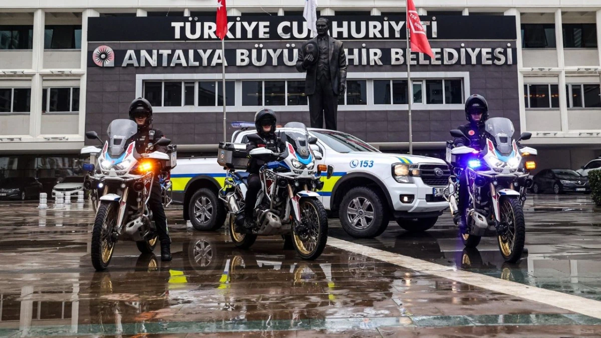 Zabıta ekipleri trafik ve yaya g&uuml;venliği i&ccedil;in sahada
