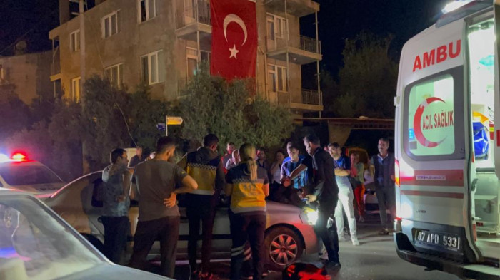 Antalya'da ağızları açık bırakan kaza: Motosiklet sürücüsü otomobilin motor kaputunun üzerine düştü