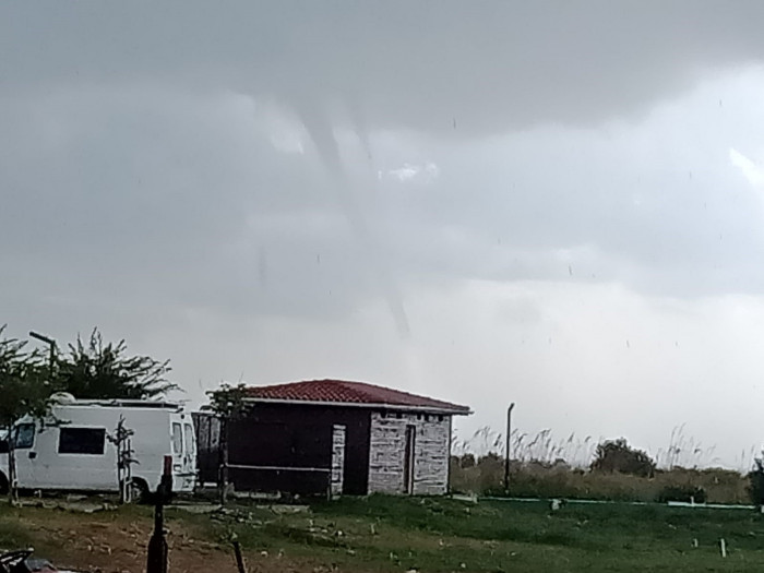 Antalya'da  Hortum vatandaşlar tarafından cep telefonuyla kaydedildi.